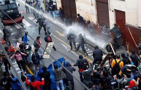 Proteste violente in Peru: Politia foloseste tunuri cu apa impotriva studentilor