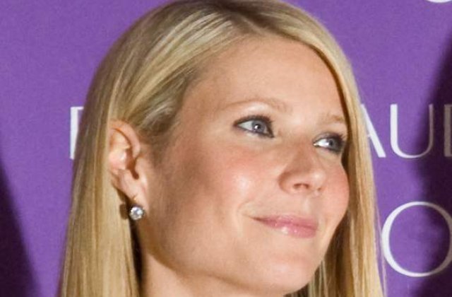 Gwyneth Paltrow fumeaza o singura tigara pe saptamana