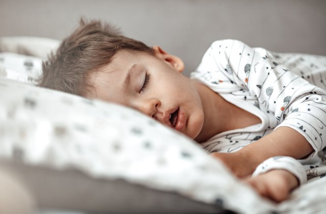 Dormitul cu gura deschisă: 5 urmări negative ale acestui obicei pentru copii