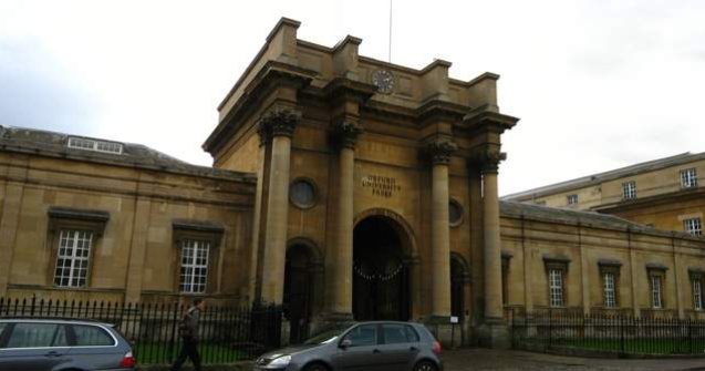 Orfan roman fara antebrate, admis la Universitatea Oxford