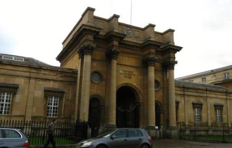 Orfan roman fara antebrate, admis la Universitatea Oxford