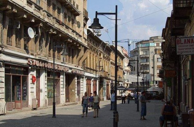 Zid prabusit pe strada Lipscani din Capitala