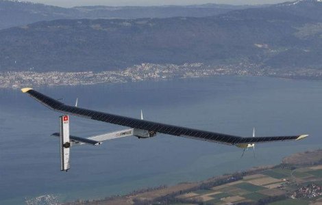 Primul avion alimentat doar cu energie solara a zburat 24 de ore