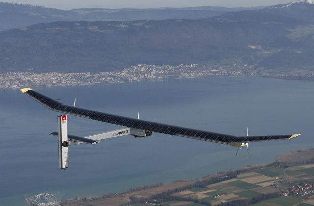 Primul avion alimentat doar cu energie solara a zburat 24 de ore