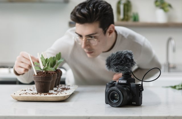 Canon lansează EOS M50 Mark II pentru susținerea creşterii continue de conţinut pentru social media