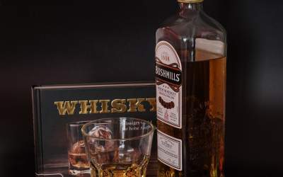 O sticlă de whisky scoțian de...