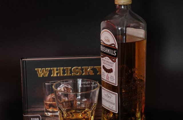 O sticlă de whisky scoțian de 50 de ani, v&acirc;ndută la o licitație cu 37.000 de dolari