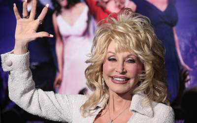 Dolly Parton s-a vaccinat pe...
