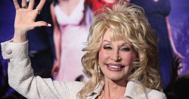 Dolly Parton s-a vaccinat pe ritmul celebrei sale piese, „Jolene”