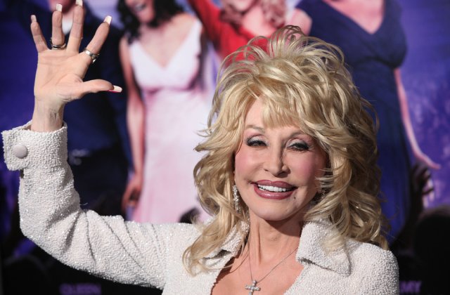 Dolly Parton s-a vaccinat pe ritmul celebrei sale piese, „Jolene”! Ce mesaj a transmis aceasta fanilor săi