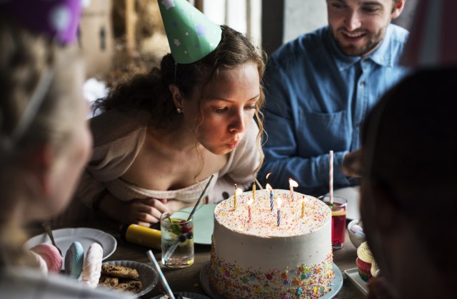 Tortul și suflatul &icirc;n lum&acirc;nări la zilele de naștere. 4 teorii străvechi care explică aceste tradiții