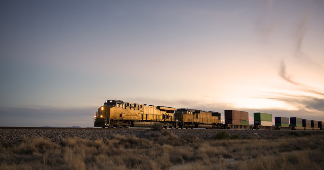 Un tren de marfă cu substanțe chimice inflamabile a deraiat în Mojave