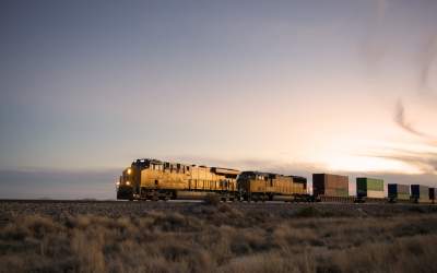 Un tren de marfă cu 44 de...
