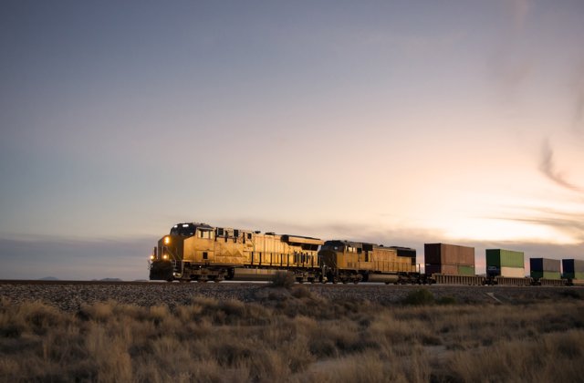 Un tren de marfă cu 44 de vagoane cu substanțe chimice inflamabile a deraiat în deșertul Mojave