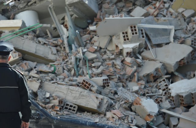 Grecia: Sute de persoane au petrecut a doua noapte în corturi după un nou seism