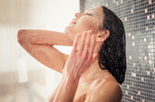 Oferă metabolismului tău un impuls natural! 4 motive pentru care ar trebui să faci dușuri reci