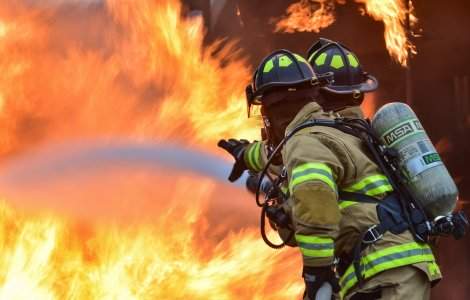 VIDEO Incendiu la acoperişul clădirii Palatului Administrativ din Suceava