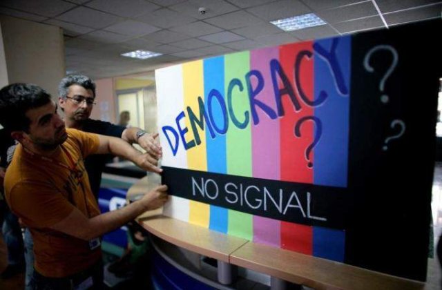 Televiziunea publica din Grecia si-a reluat emisia