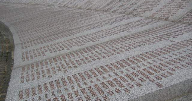 Mii de musulmani comemoreaza 18 ani de la masacrul din Srebrenica