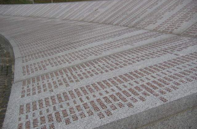 18 ani de la masacrul din Srebrenica: Mii de musulmani comemoreaza victimele