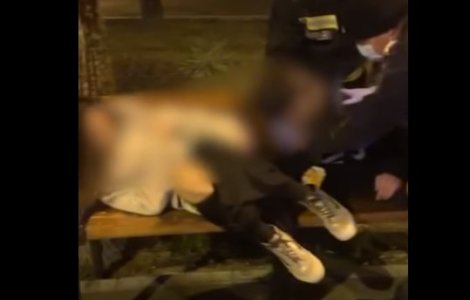 Doi tineri găsiţi îngheţaţi pe o bancă din Capitală. „Păreau că dorm"