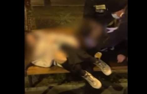 Doi tineri găsiţi îngheţaţi pe o bancă din Capitală. „Păreau că dorm"