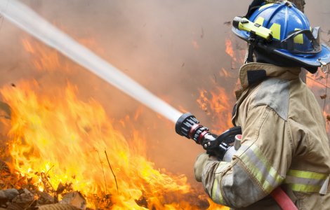 Un incendiu a izbucnit în curtea Spitalului Municipal Dej