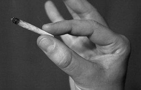 500.000 mii de tineri romani consuma substante halucinogene