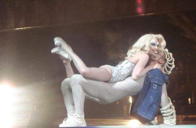 Lady GaGa, pe mainile paramedicilor