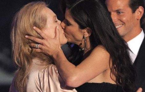  Video  Sandra Bullock si Meryl Streep s-au impacat cu un sarut