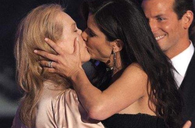 [VIDEO] Sandra Bullock si Meryl Streep s-au impacat cu un sarut