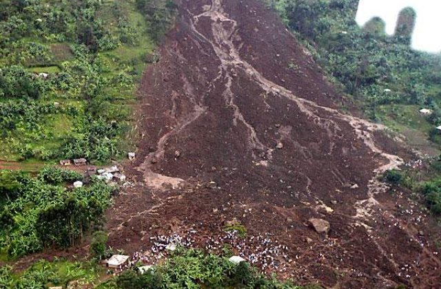 [UPDATE] Fetesti: Pompier mort sub un mal de pamant