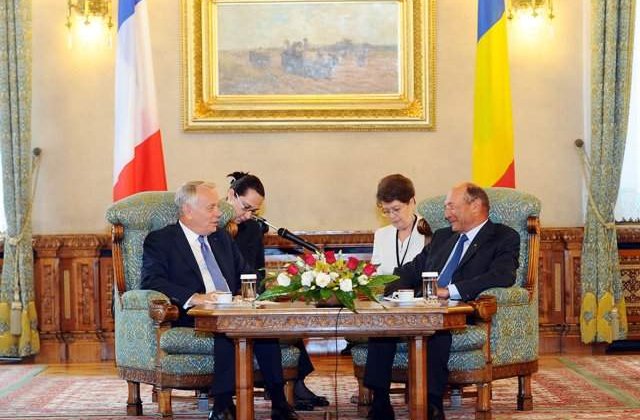 Basescu, premierului Frantei: Problema minoritatii rome, urgenta pentru Romania