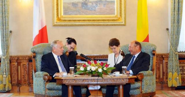 Basescu, premierului Frantei: Problema minoritatii rome, urgenta pentru Romania