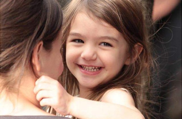 Suri Cruise, agresata verbal de un fotograf