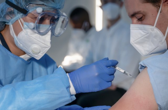 Persoanele din zone cu incidență peste 4,5 se pot programa pentru etapa a III-a de vaccinare