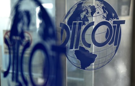 580.000 de parfumuri contrafăcute, băgate în țară cu ajutorul a 2 polițiști