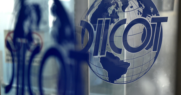 580.000 de parfumuri contrafăcute, băgate în țară cu ajutorul a 2 polițiști