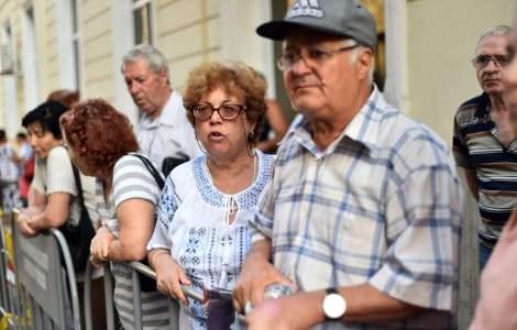 Proiect: Angajații ajunși la vârsta de pensionare pot continua să lucreze până la 70 de ani