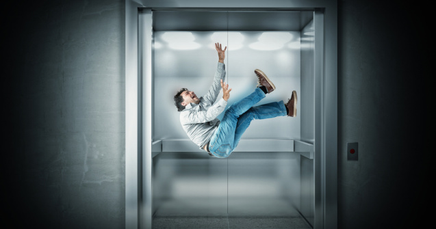  Top  Situații extreme: 4 sfaturi pentru a supraviețui într-un lift în cădere