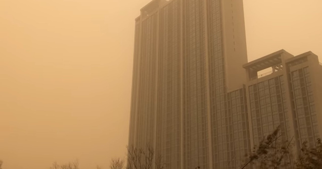 VIDEO Beijingul, lovit de cea mai severă furtună de nisip din ultimii 10 ani
