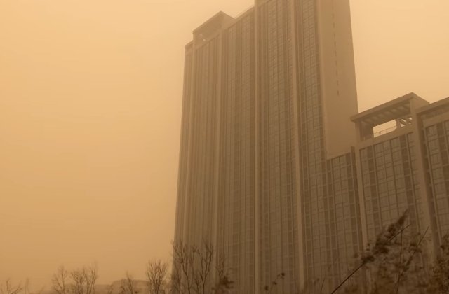 VIDEO Beijingul, lovit de cea mai severă furtună de nisip din ultimii 10 ani