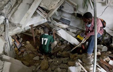 Romanciera haitiana: "Nu se simte ajutorul international"