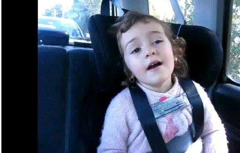  Video  O fetita de 2 ani canta 'Heal the World' a lui Michael Jackson