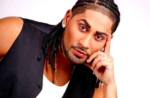 Connect-R canta in deschiderea show-ului dedicat Regelui Pop