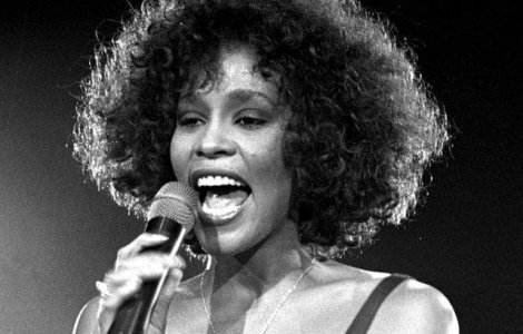 Ce scrie pe piatra funerara a lui Whitney Houston?