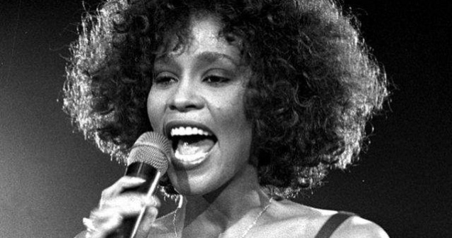 Ce scrie pe piatra funerara a lui Whitney Houston?