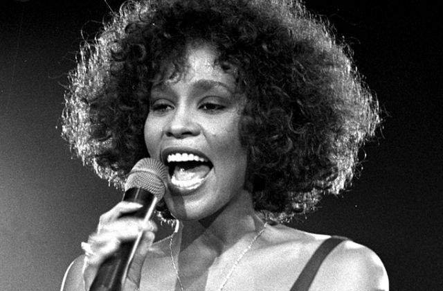 Ce scrie pe piatra funerara a lui Whitney Houston?