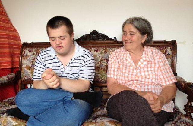 Elevul cu sindrom Down care a luat Bacul, DAT AFARA din liceu de colegii "normali"