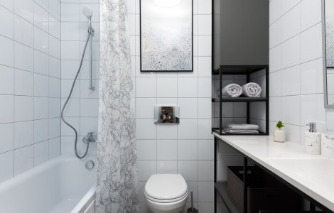 Baia îngustă: cum o amenajezi eficient și modern